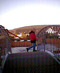 Spielplatz mit Brücke.