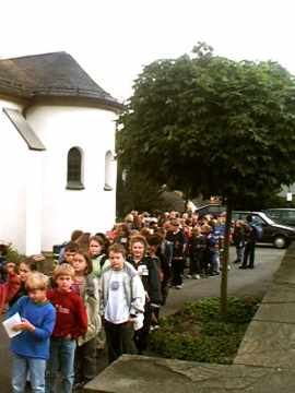 Fünfzehn Minuten brauchen die jüngeren Schüler für den Weg, der überwiegend bergauf führt.