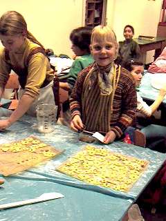 Backen 3a 1999. Der Geschmack der Plätzchen wird durch Untermischen von Kokosraspel, gem. Haselnüssen oder Mandeln verfeinert.